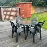 Entire 2 Bed 15 Mins And Airport Full Kitchen Newly Decorated Bedroom