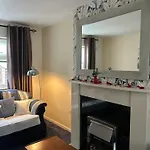 Nyaraló Entire 2 Bed 15 Mins And Airport Full Kitchen Newly Decorated Bedroom
