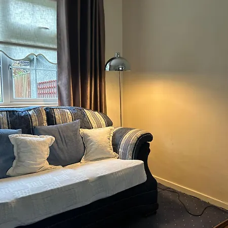 Entire 2 Bed 15 Mins And Airport Full Kitchen Newly Decorated Bedroom *