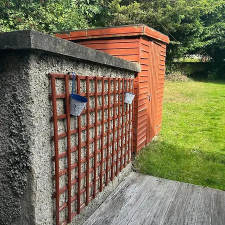 Entire 2 Bed 15 Mins And Airport Full Kitchen Newly Decorated Bedroom *