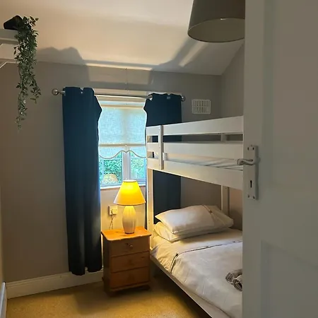 Entire 2 Bed 15 Mins And Airport Full Kitchen Newly Decorated Bedroom