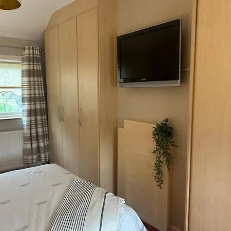 2 Bed House 15 Mins And Airport Full Kitchen Newly Decorated Bedroom Private Parking * Dublin