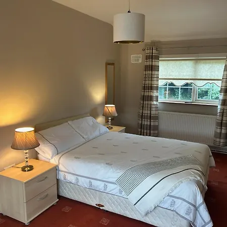 2 Bed House 15 Mins And Airport Full Kitchen Newly Decorated Bedroom Private Parking *
