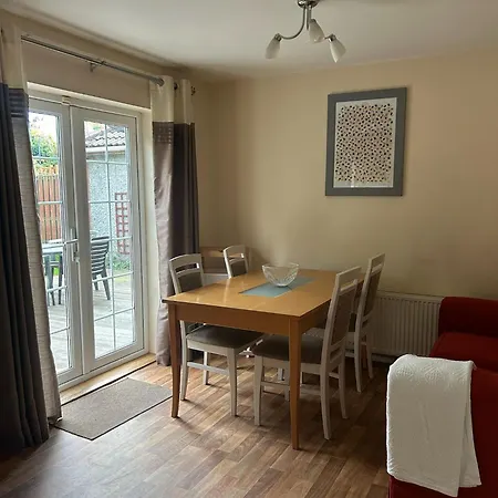 2 Bed House 15 Mins And Airport Full Kitchen Newly Decorated Bedroom Private Parking Nyaraló Dublin
