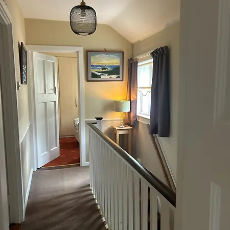 Nyaraló 2 Bed House 15 Mins And Airport Full Kitchen Newly Decorated Bedroom Private Parking *
