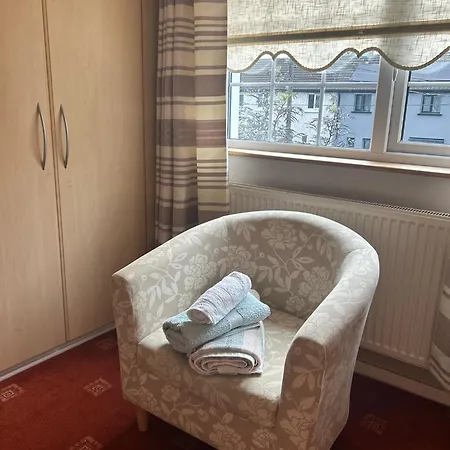 2 Bed House 15 Mins And Airport Full Kitchen Newly Decorated Bedroom Private Parking Dublin