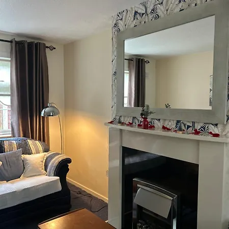 Nyaraló 2 Bed House 15 Mins And Airport Full Kitchen Newly Decorated Bedroom Private Parking