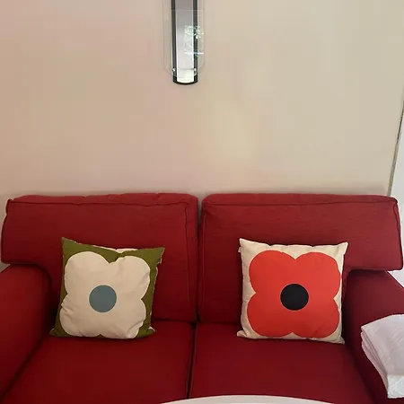 2 Bed House 15 Mins And Airport Full Kitchen Newly Decorated Bedroom Private Parking *