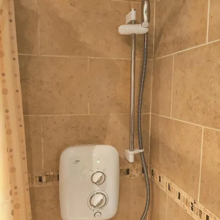 2 Bed House 15 Mins And Airport Full Kitchen Newly Decorated Bedroom Private Parking Nyaraló