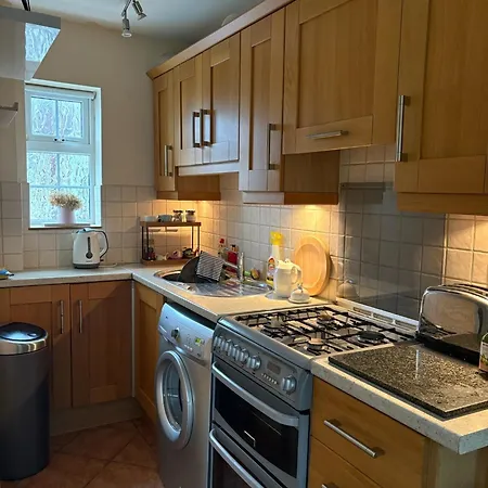 2 Bed House 15 Mins And Airport Full Kitchen Newly Decorated Bedroom Private Parking Nyaraló