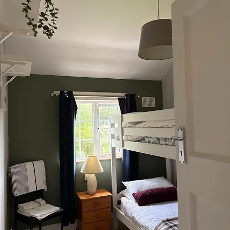 2 Bed House 15 Mins And Airport Full Kitchen Newly Decorated Bedroom Private Parking Nyaraló *