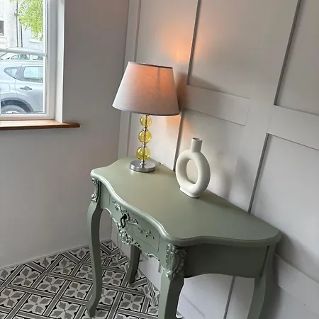 Nyaraló 2 Bed House 15 Mins And Airport Full Kitchen Newly Decorated Bedroom Private Parking *