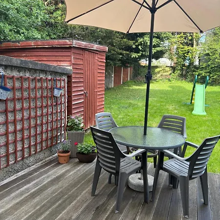 2 Bed House 15 Mins And Airport Full Kitchen Newly Decorated Bedroom Private Parking