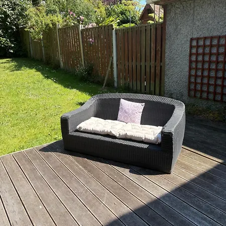 2 Bed House 15 Mins And Airport Full Kitchen Newly Decorated Bedroom Private Parking Nyaraló