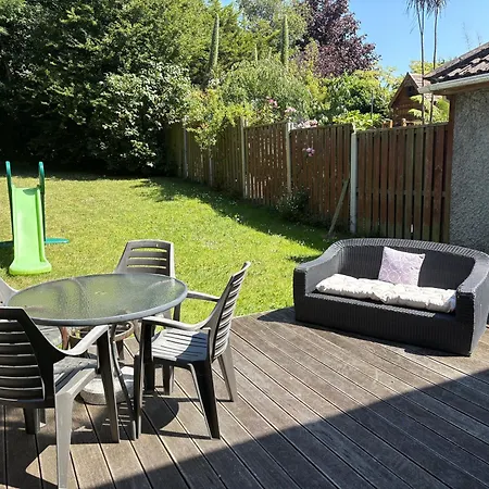 2 Bed House 15 Mins And Airport Full Kitchen Newly Decorated Bedroom Private Parking Nyaraló *