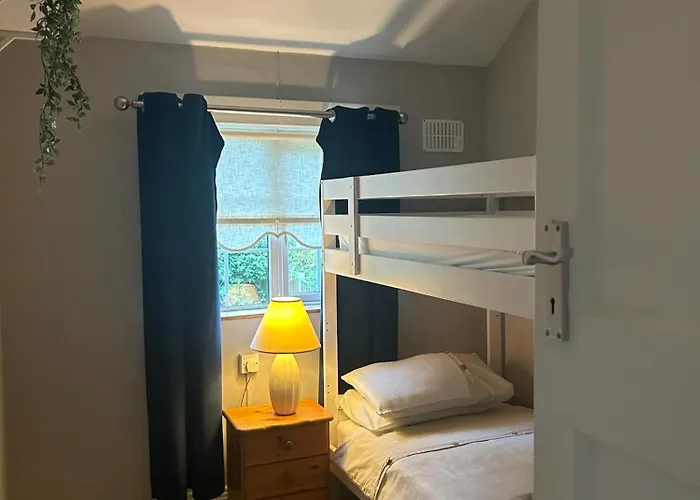 Entire 2 Bed 15 Mins And Airport Full Kitchen Newly Decorated Bedroom