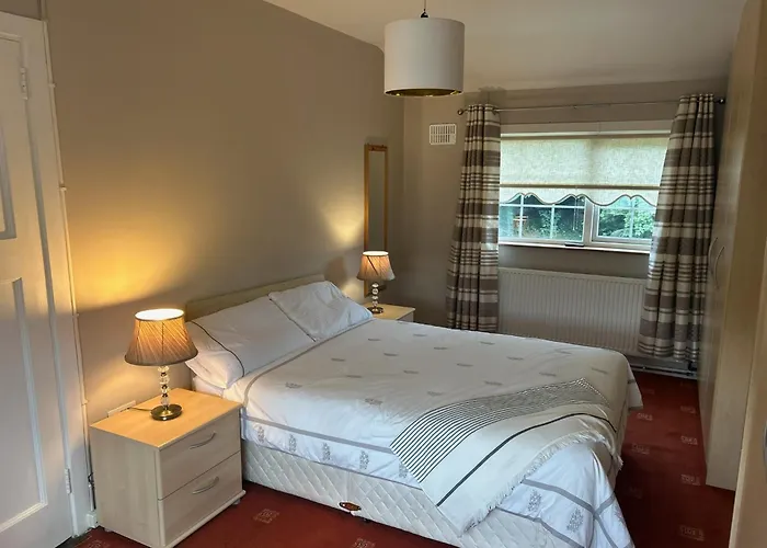 Entire 2 Bed 15 Mins And Airport Full Kitchen Newly Decorated Bedroom *