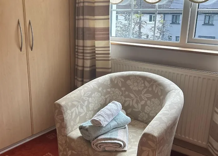 Entire 2 Bed 15 Mins And Airport Full Kitchen Newly Decorated Bedroom Dublin